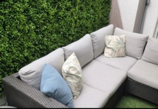 Conjunto de sofá de jardín ratán y cristal.