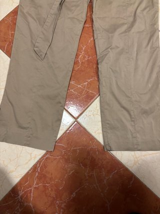 Pantalón informal beige con cinturón