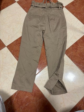 Pantalón informal beige con cinturón