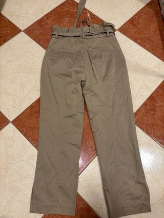 Pantalón informal beige con cinturón