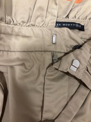 Pantalón informal beige con cinturón