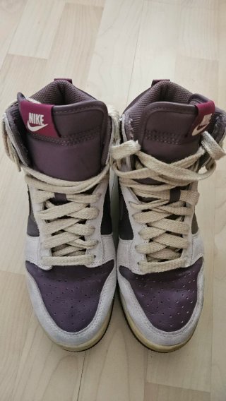 Nike 85' Beige/Morado Edición limitada.
