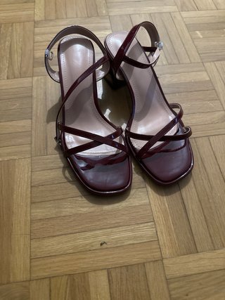Tacones color granate