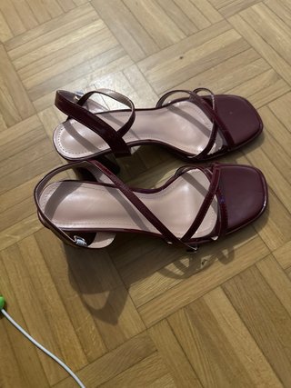 Tacones color granate