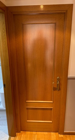 Puerta de madera maciza