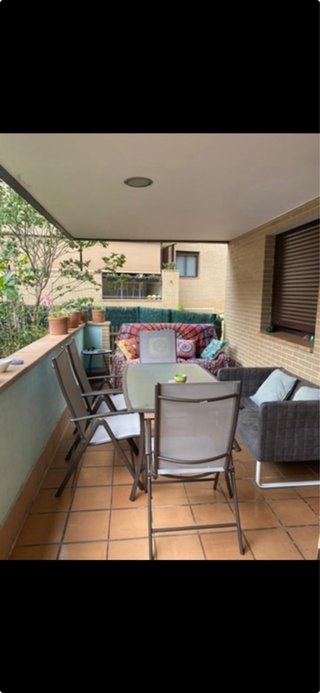 Mesa y sillas de jardín