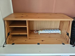 Scrivania Ikea in legno e bianco