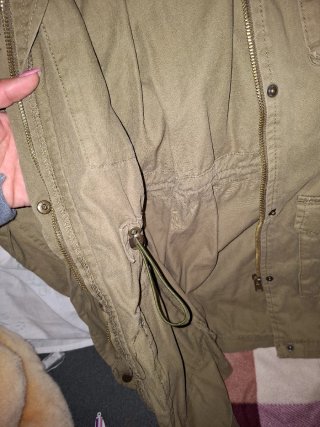 Parka Stradivarius verde militar Talla S