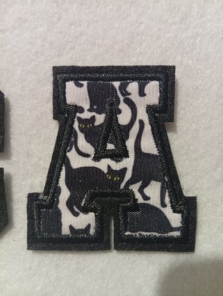 Letras bordadas mascotas estilo universitario