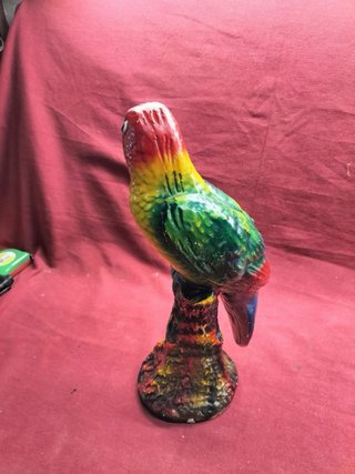 Estatueta de papagaio policromada