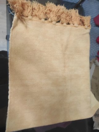 Alfombra beige con flecos