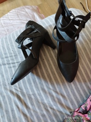 Zapatos de tacón color gris oscuro