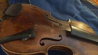 Duo di violini antichi in custodia