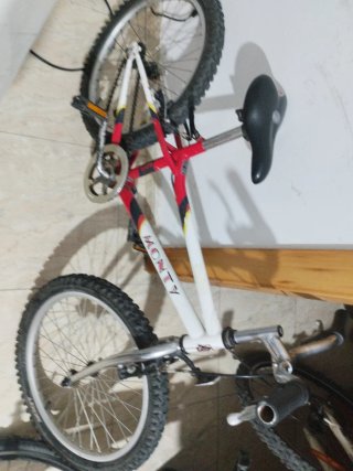 Bici Monty Roja y Blanca