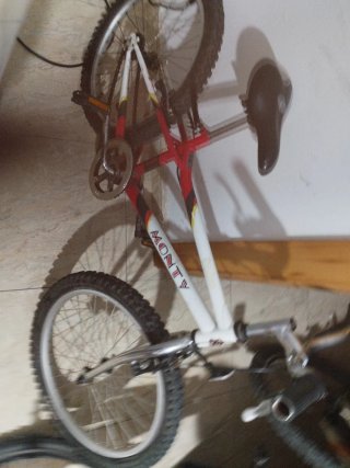 Bici Monty Roja y Blanca