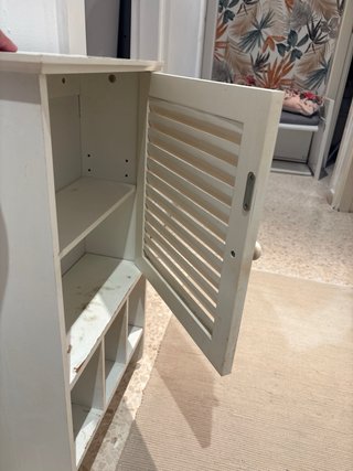 Mueble de madera blanco con puerta y estantes