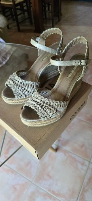 Sandalias cuña estilo valencianas plateada.