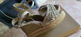 Sandalias cuña estilo valencianas plateada.