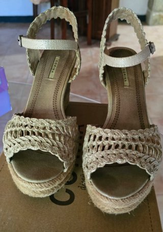 Sandalias cuña estilo valencianas plateada.