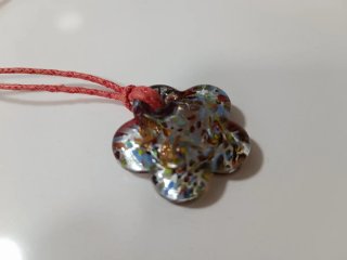 Collar con colgante de flor