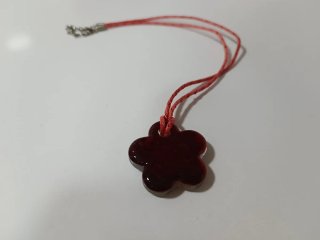 Collar con colgante de flor