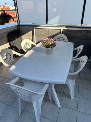 Mesa y 6 Sillas de Plástico Blancas