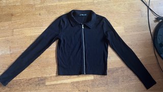 Camiseta top Stradivarius negra cremallera
