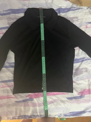 Camiseta top Stradivarius negra cremallera