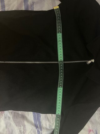 Camiseta top Stradivarius negra cremallera
