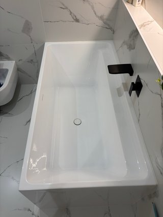 Bañera blanca para baño.