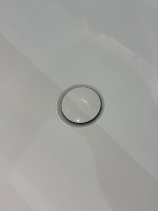 Bañera blanca para baño.