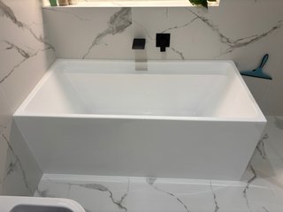 Bañera blanca para baño.