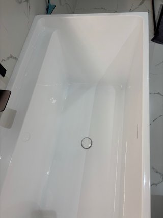 Bañera blanca para baño.