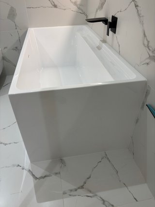 Bañera blanca para baño.