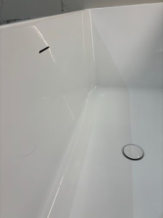 Bañera blanca para baño.