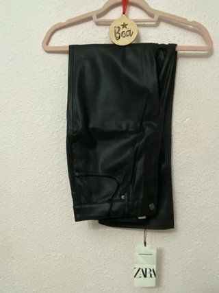 Pantalón efecto piel Zara