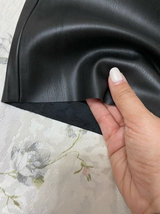 Pantalón efecto piel Zara