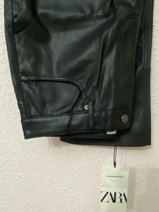 Pantalón efecto piel Zara