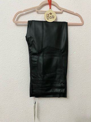 Pantalón efecto piel Zara