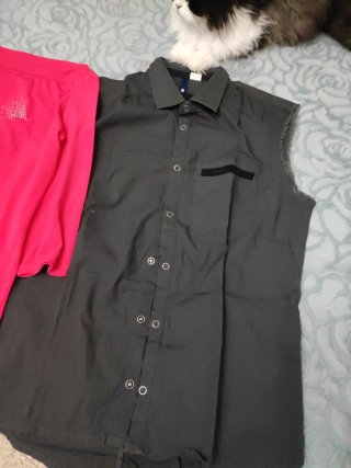Blusa sin mangas negra y top rojo