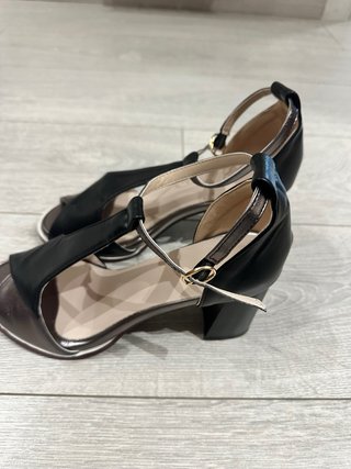 Zapatos tacón negros y plateados NUEVOS!