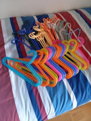 Lote de perchas infantiles