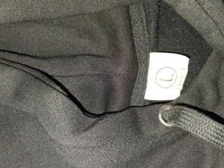 Sudadera negra con capucha