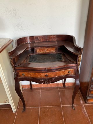Mesita de escritorio antigua de madera