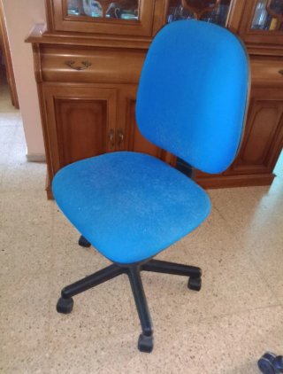 Silla azul y negra para escritorio y oficina