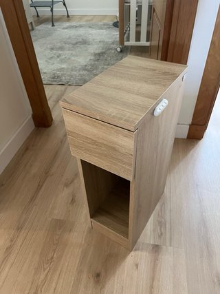Mesita de noche estrecha de madera