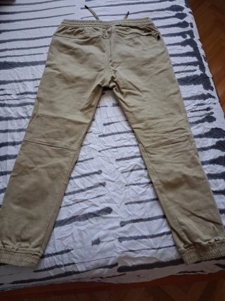 Pantalón cargo beige con cremallera