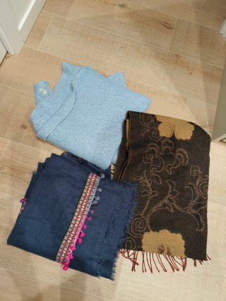 Bufandas de punto azul y marrón