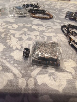 Lote de bisutería: pulseras, collares y anillos