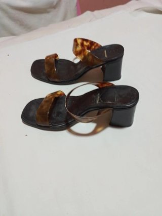 Sandalias tacón cuadrado tiras tortuga